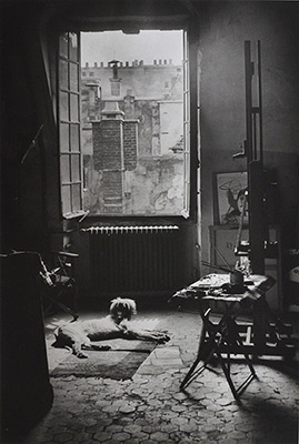 <em>Atelier de Picasso, Rue des Grands-Augustins son Chien Kasbezk</em>, 1944<br>Gelatin silver print